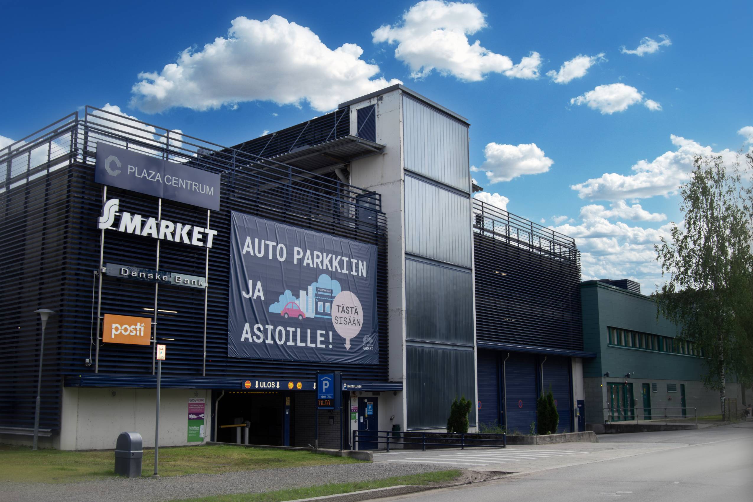 Tästä pääset pysäköimään halliimme